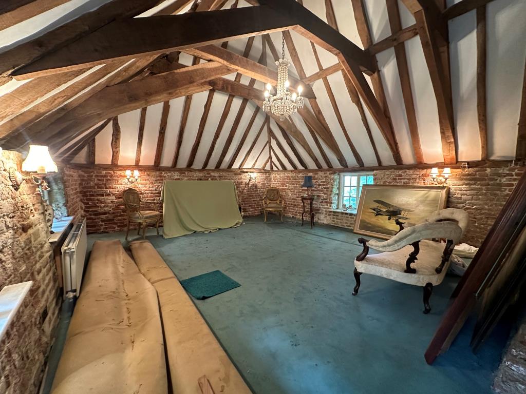 Lot: 107 - DETACHED PROPERTY IN GROUNDS OF 3.5 ACRES WITH OUTBUILDINGS, STABLES AND DILAPIDATED BARN - Room with vaulted ceilings and exposed beams